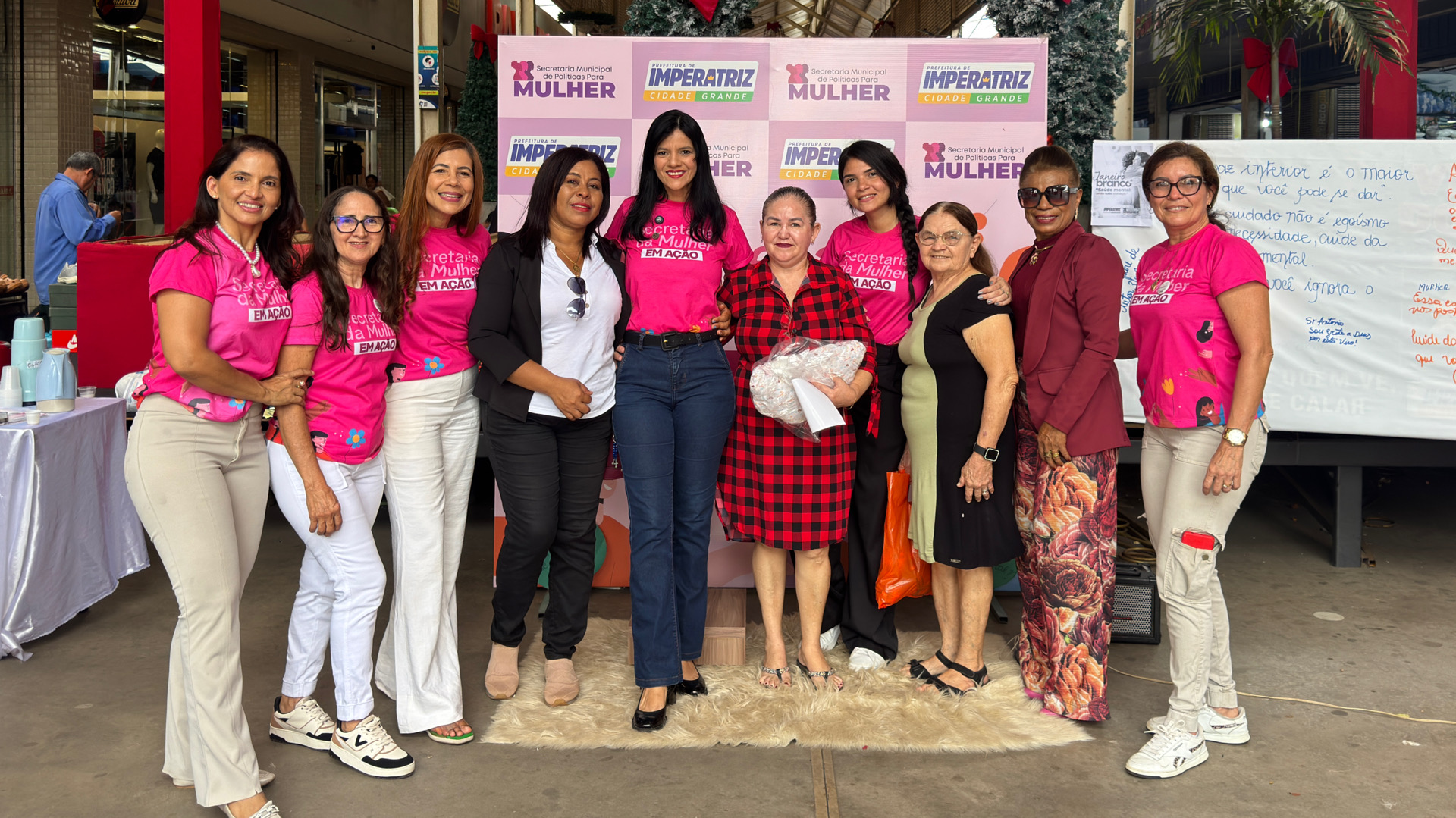 Durante a ação do Janeiro Branco, mulheres participaram de momentos de escuta e receberam orientações sobre saúde mental no Calçadão