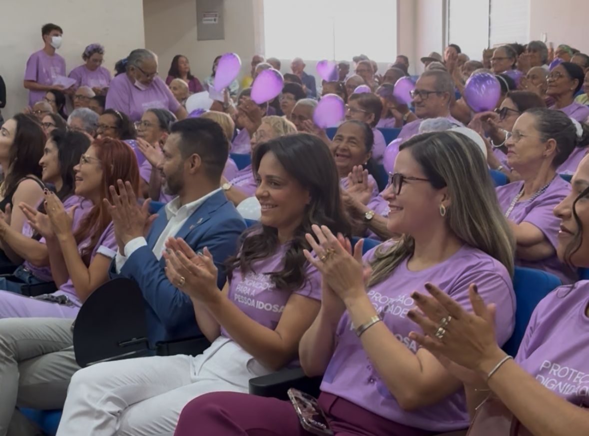 Equipe da SEDES e representantes de órgãos parceiros durante o evento de abertura da Campanha Junho Violeta, em Imperatriz.