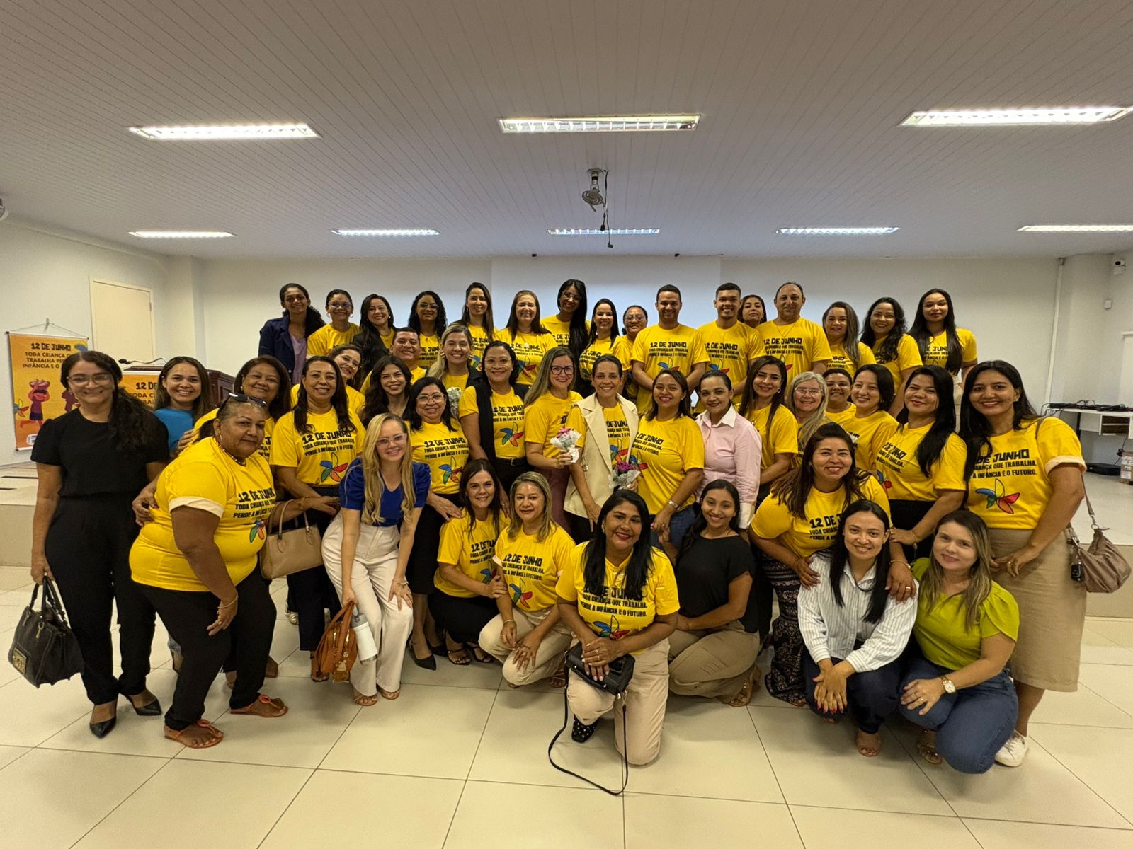 Equipe da Secretaria de Desenvolvimento Social (SEDES) durante a solenidade de abertura da Semana de Combate ao Trabalho Infantil, realizada na OAB de Imperatriz