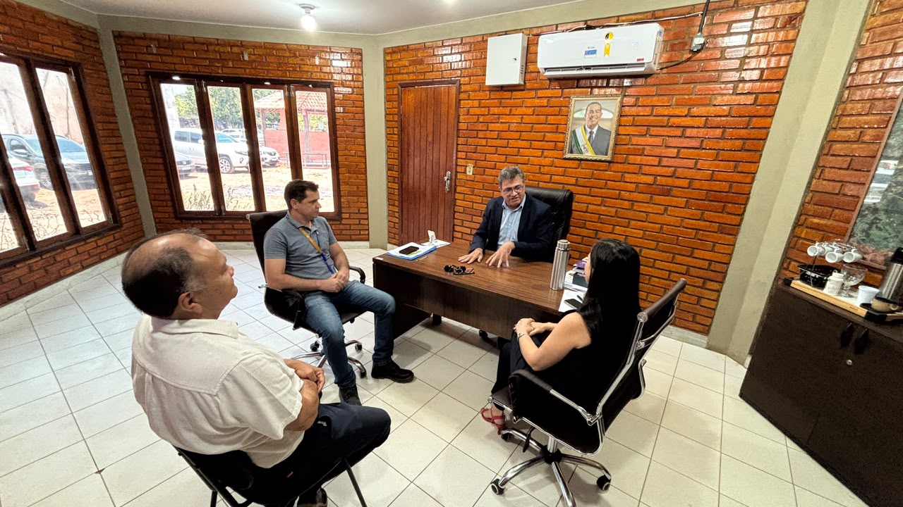 Excesso de fios nos postes é um dos pontos discutidos pela SEPLU para ampliar as ações de organização da rede aérea em Imperatriz.