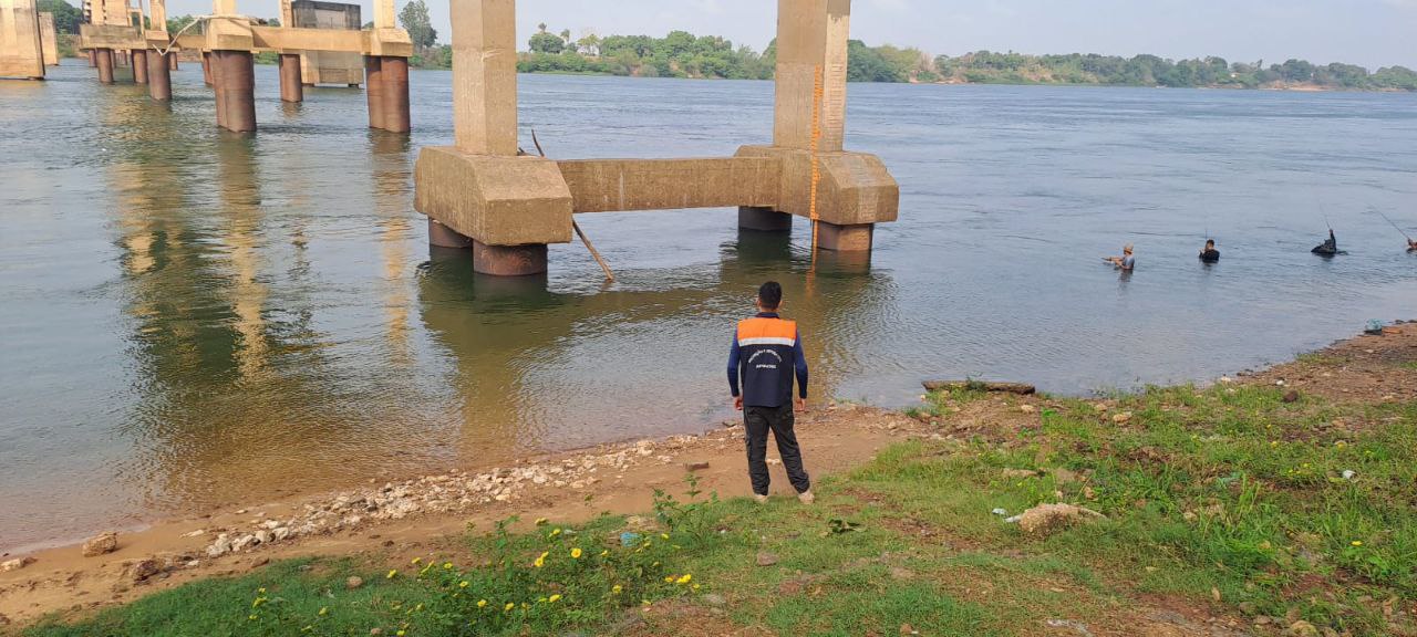 Agentes fazem o monitoramento do rio na régua física nas  pilastras da ponte Dom  Gregory.