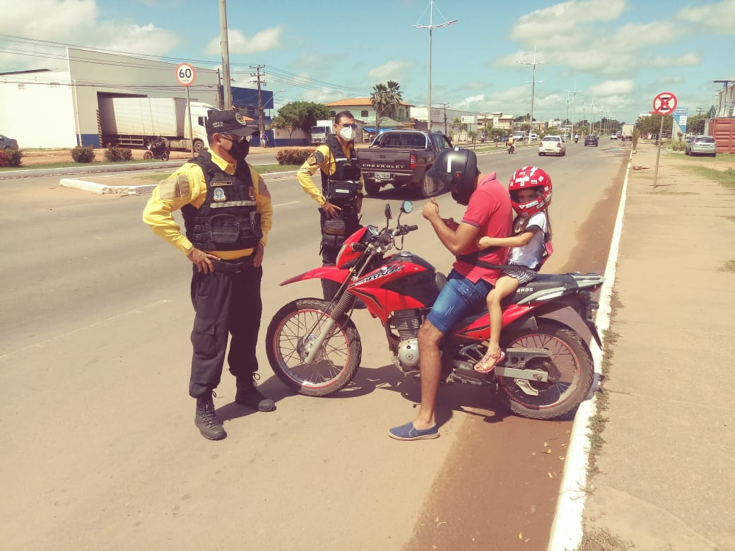 Transportar crianças menores de 10 anos em moto é imprudente e proibido  perante a lei.