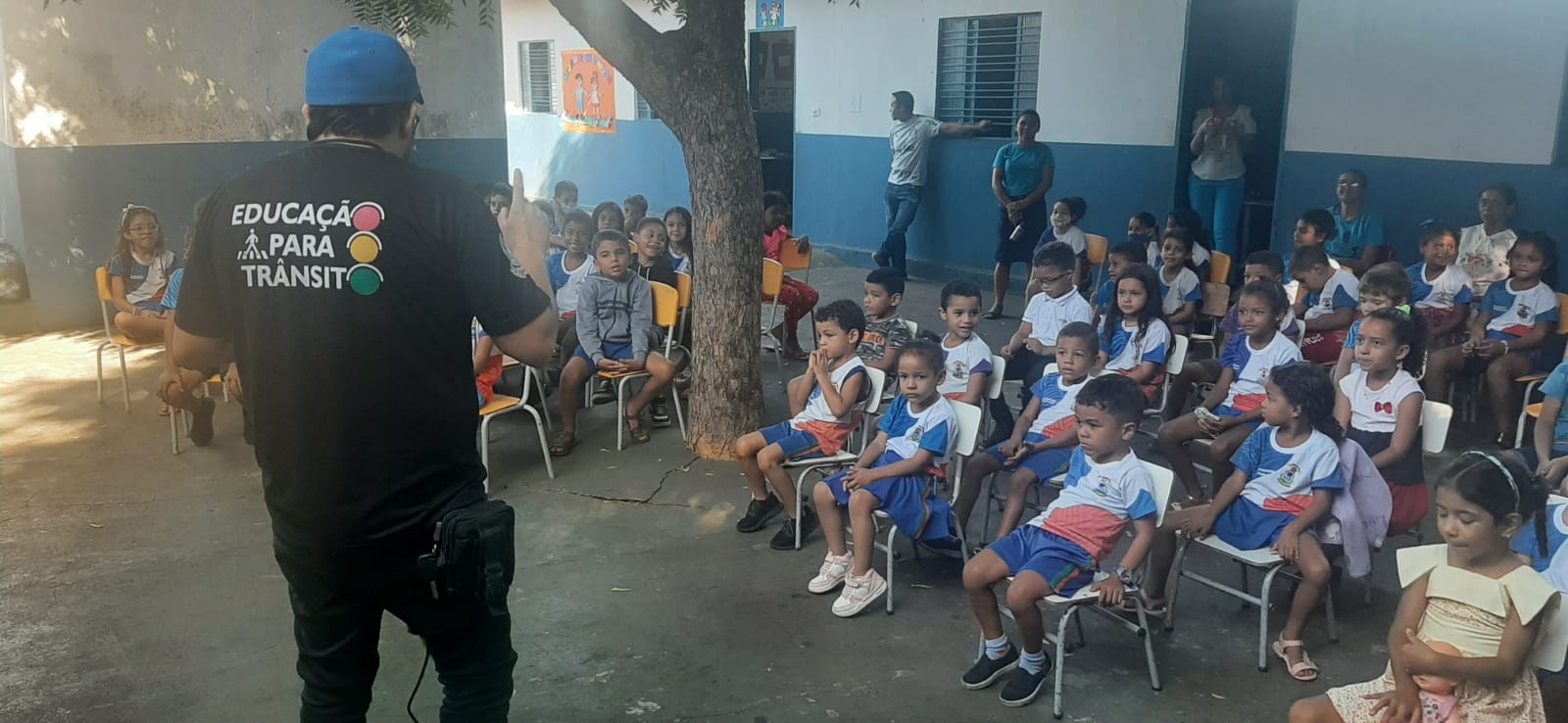 Estudantes aprendem na prática regras de trânsito na cidade 'Nazaré